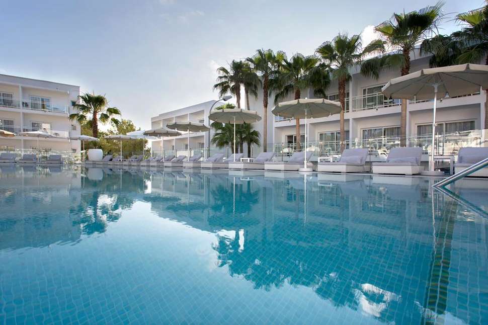 Een foto van het zwembad bij Grupotel Ibiza Beach Resort