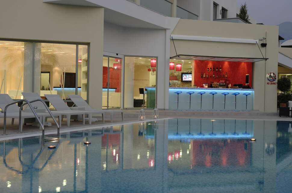 Ein Foto vom Pool im Angela Suites Boutique Hotel