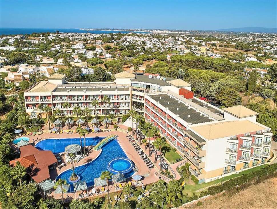 Een foto van de buitenkant van Hotel Baia Grande