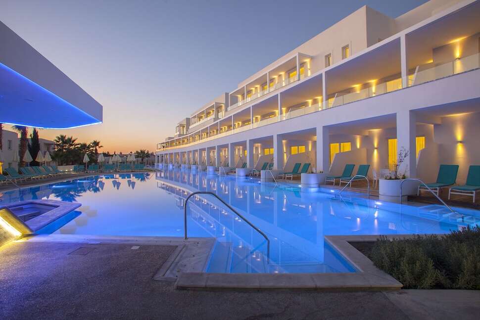 Ein Foto vom Pool im Aliathon Aegean