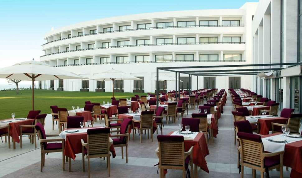 Een foto van het terras bij Eurostars Sitges
