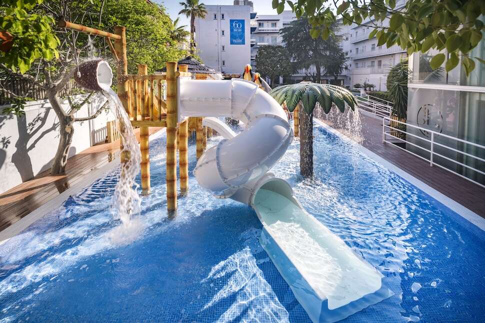 Ein Foto vom Pool im GHT Balmes Hotel Aparthotel & Splash