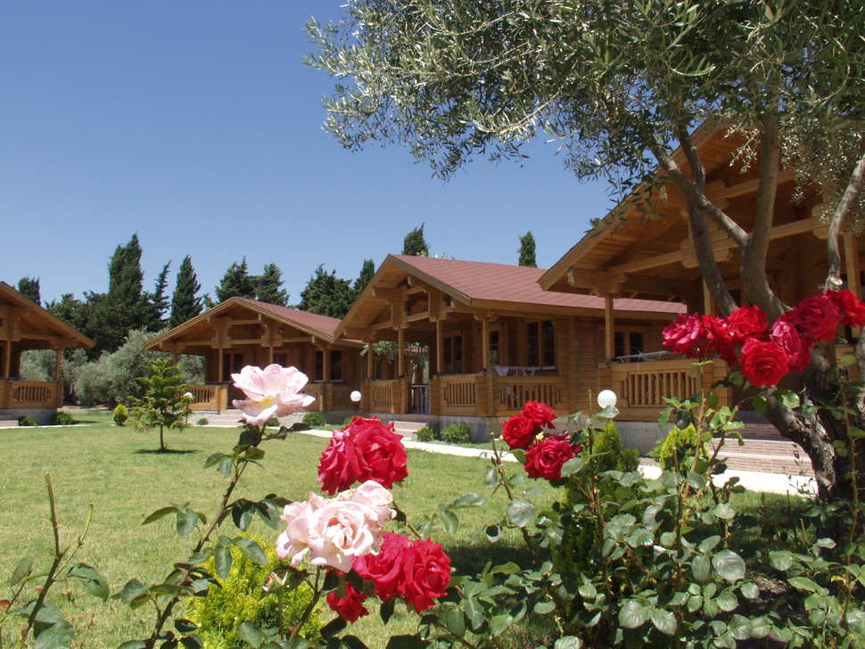 Een foto van de buitenkant van Sandy's Studios & Log Villas