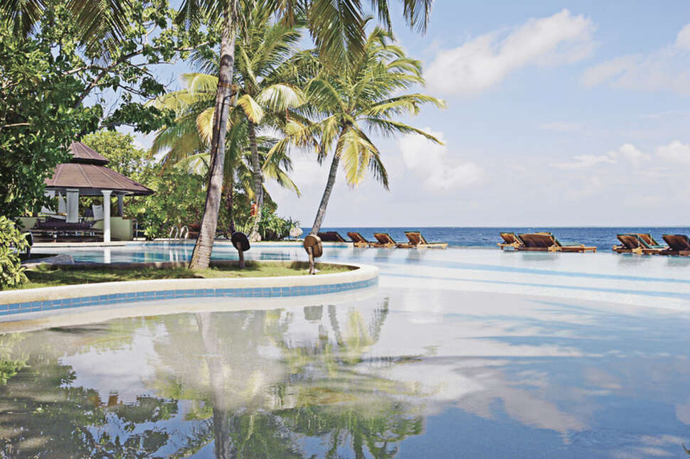Een foto van het zwembad bij Royal Island Resort & Spa