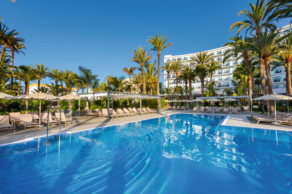 Een foto van het zwembad bij Riu Palace Palmeras