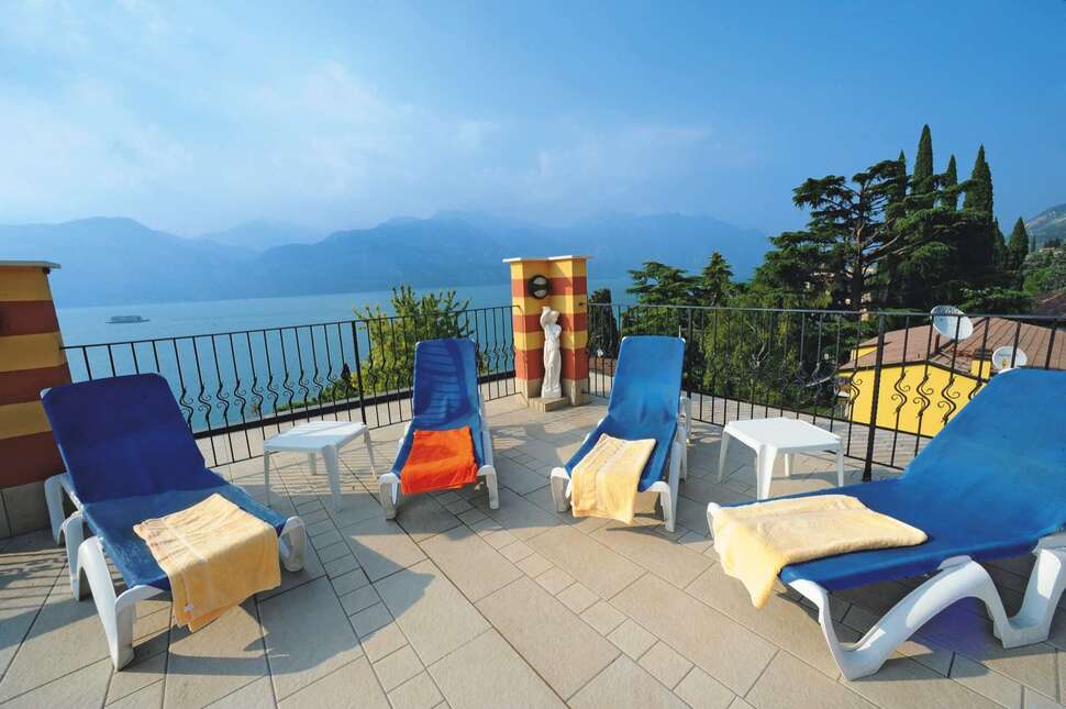 Een foto van het terras bij Hotel Cristallo Malcesine