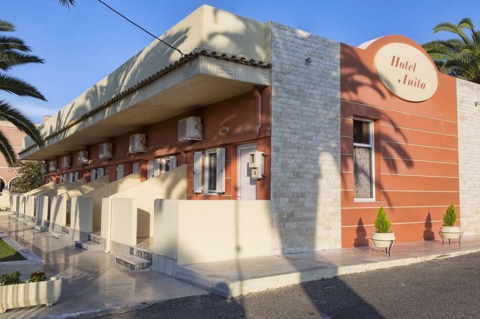 Een foto van de buitenkant van Hotel Anita Corfu