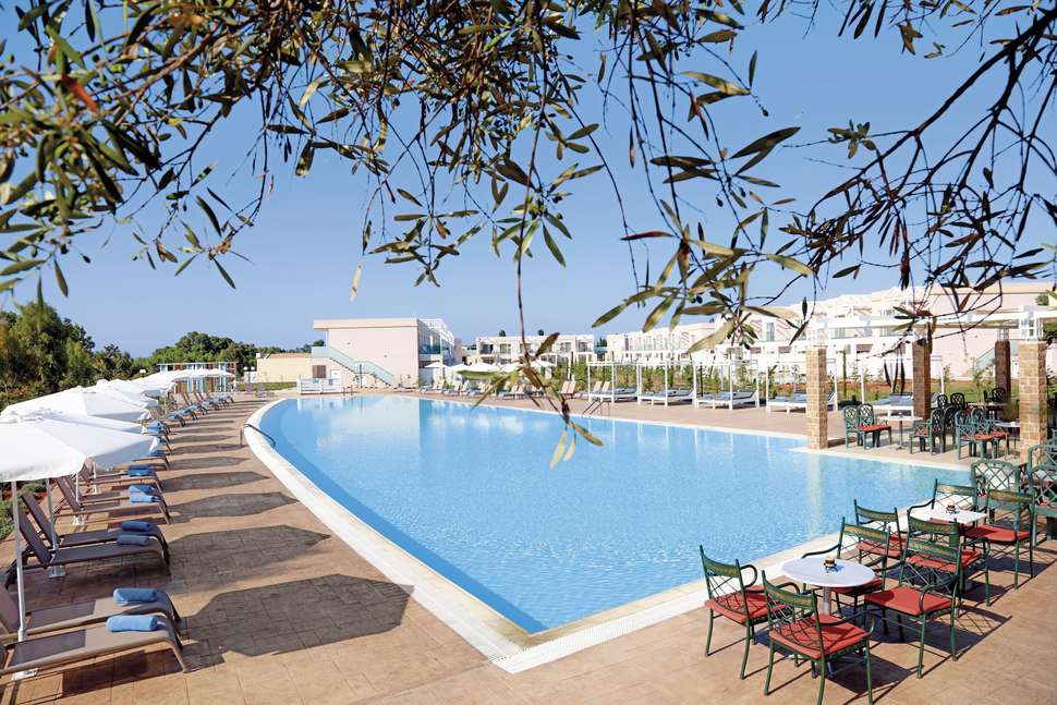 Een foto van het zwembad bij Sandy Beach & Villas