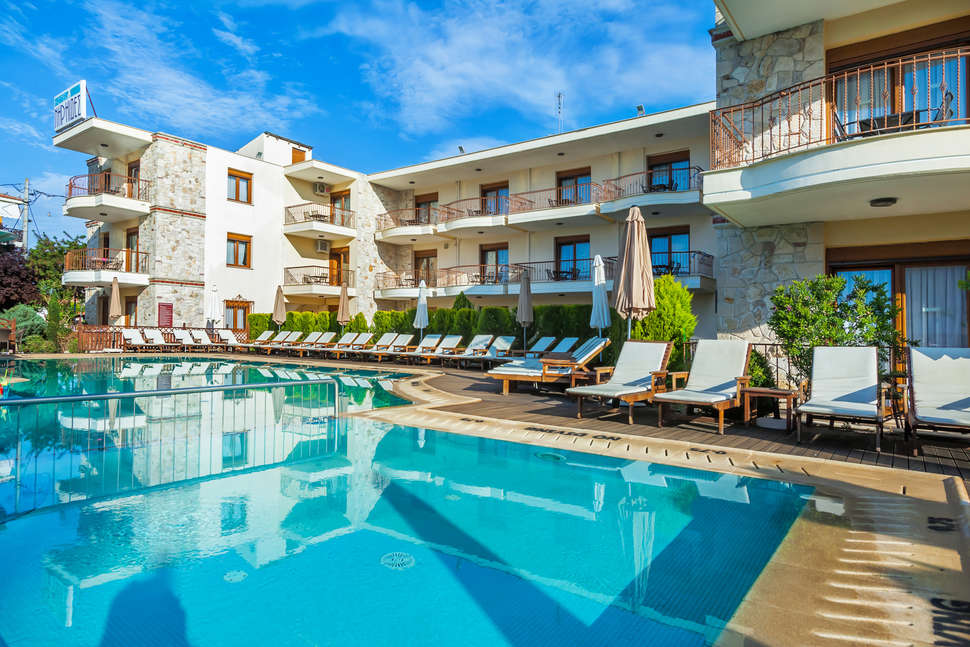 Ein Foto vom Pool im Hotel Nereides