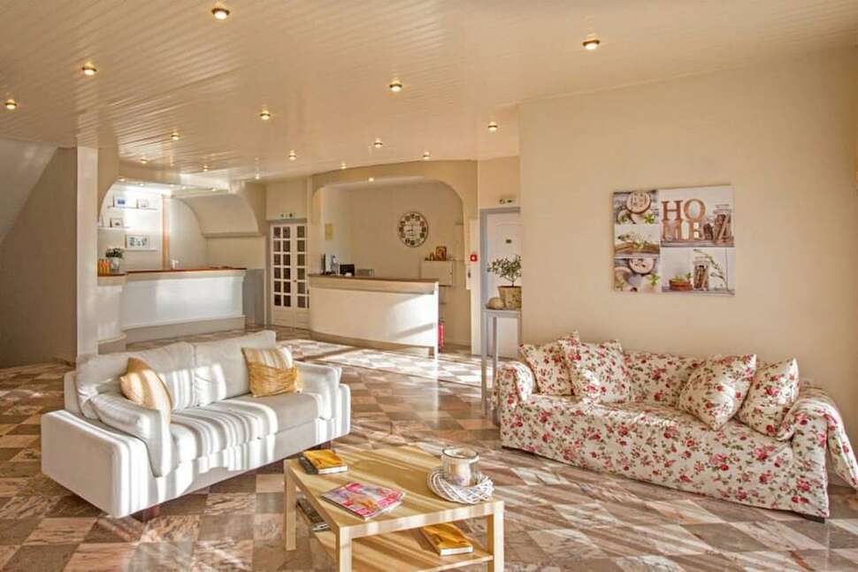 Een foto van het interieur van Aurora Beach Hotel