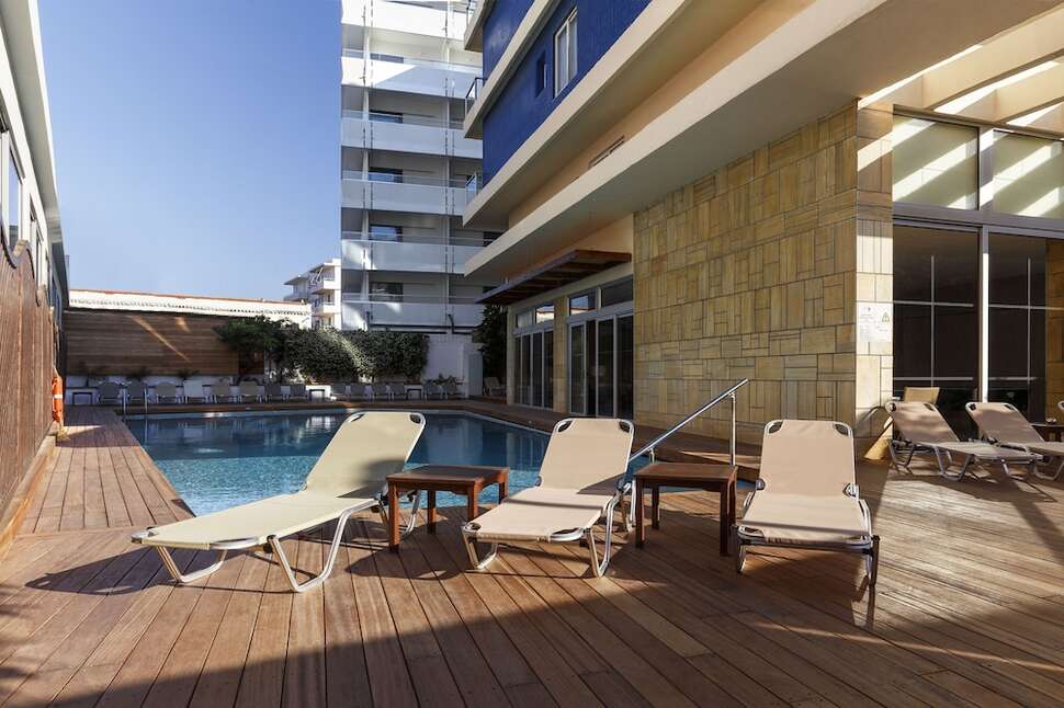 Een foto van het zwembad bij Hotel Athena