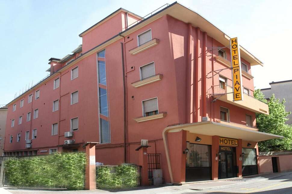 Een foto van de buitenkant van Camelia Rooms