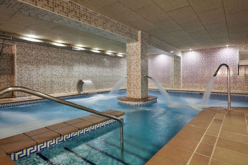 Een foto van het zwembad bij Aparthotel Best Alcazar