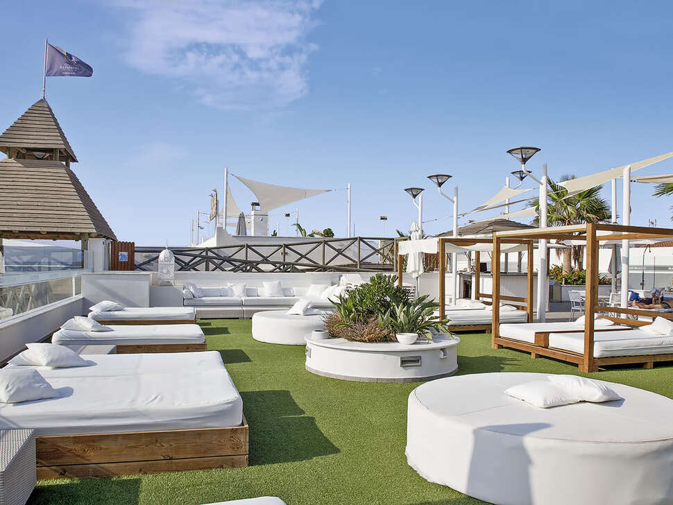 Een foto van het terras bij Hotel Playa de la Luz
