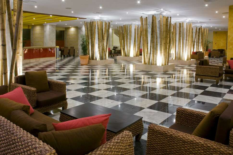 Een foto van het interieur van Las Piramides Resort