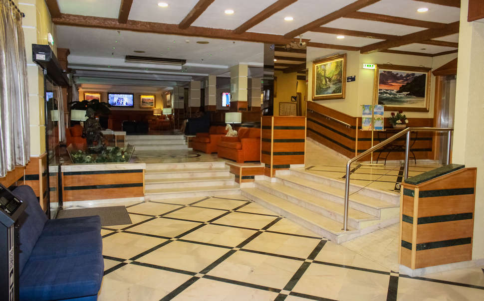 Een foto van het interieur van Baia Beach Hotel
