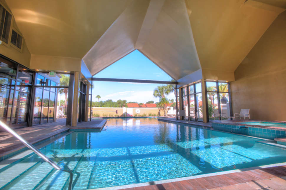 Een foto van het zwembad bij Legacy Vacation Resort