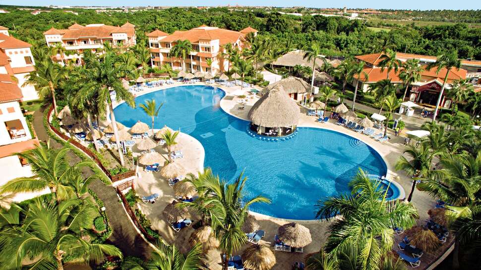 Een foto van het zwembad bij Grand Bahia Principe Turquesa