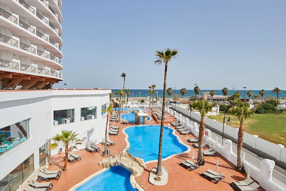 Een foto van het zwembad bij Hotel Ibersol Torremolinos Beach
