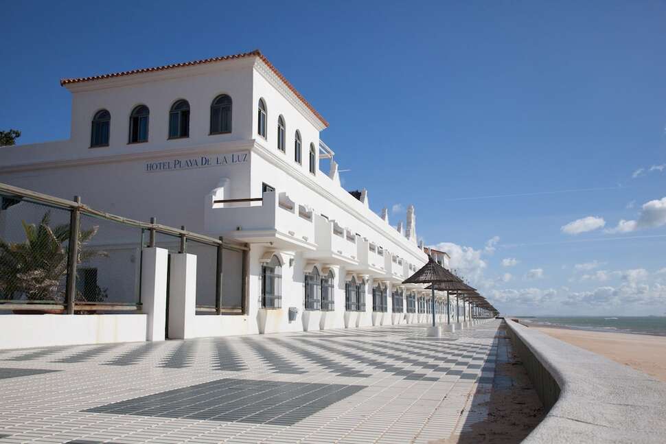 Een foto van de buitenkant van Hotel Playa de la Luz