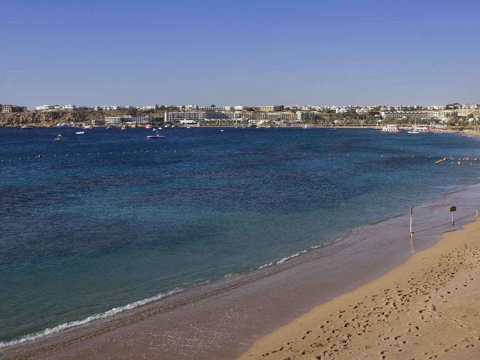 Ein Foto vom Strand beim Novotel Sharm El Sheikh Palm