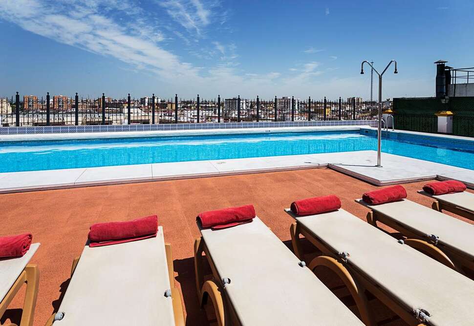 Een foto van het zwembad bij Exe Sevilla Macarena