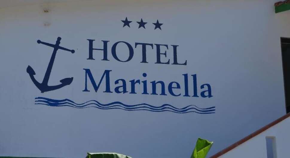 Ein Foto von der Außenansicht des Hotel Marinella