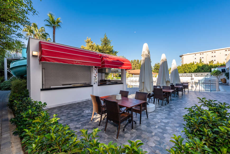 Een foto van de faciliteiten bij White City Beach Hotel