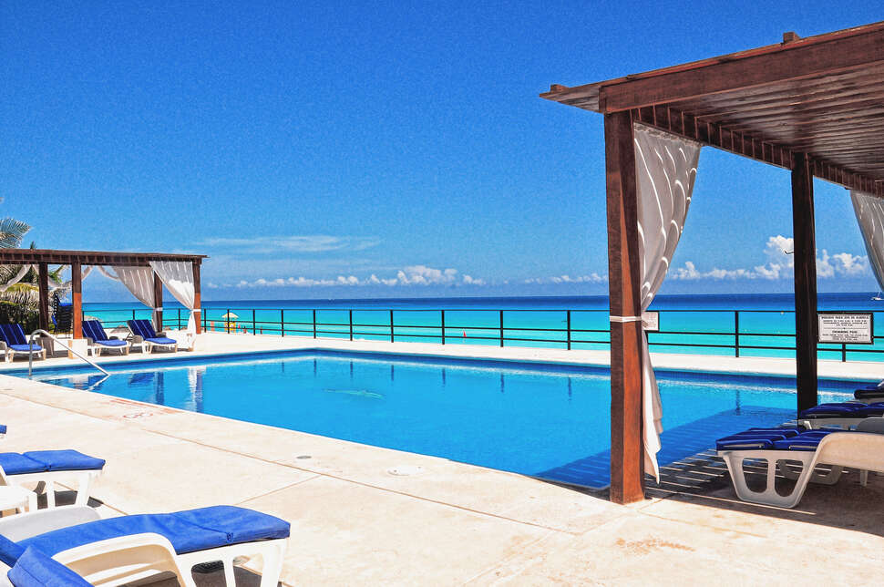 Een foto van het zwembad bij Flamingo Cancun Resort