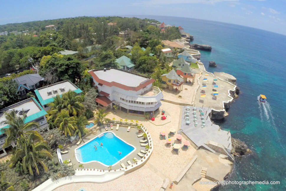 Een foto van de buitenkant van Samsara Cliff Resort
