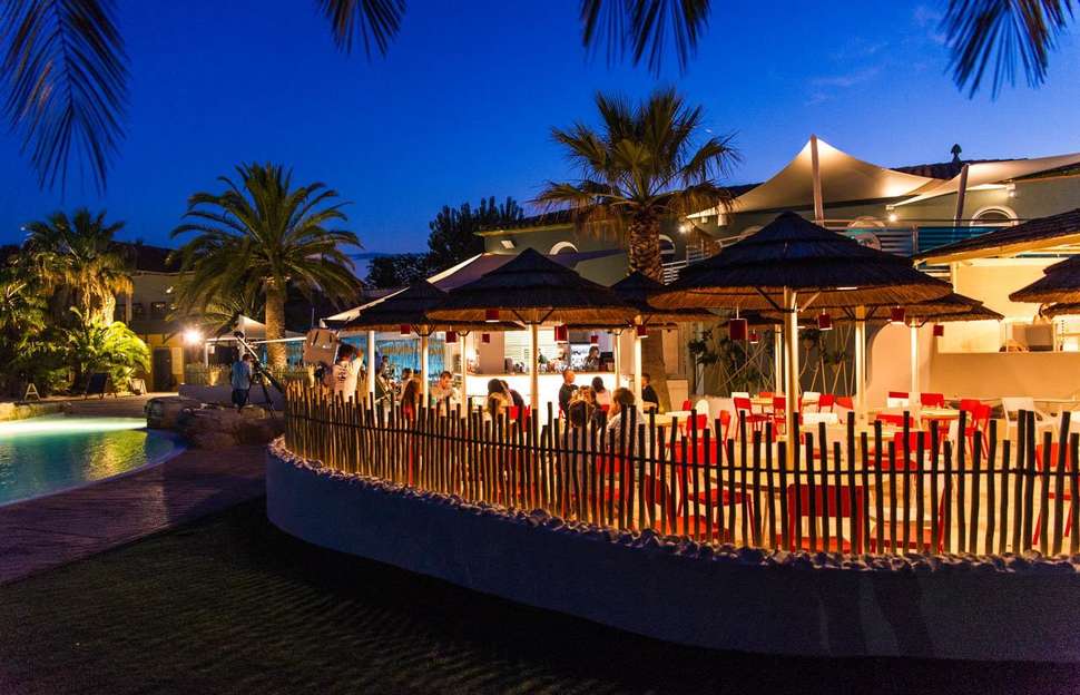 Een foto van het terras bij Camping La Sirene
