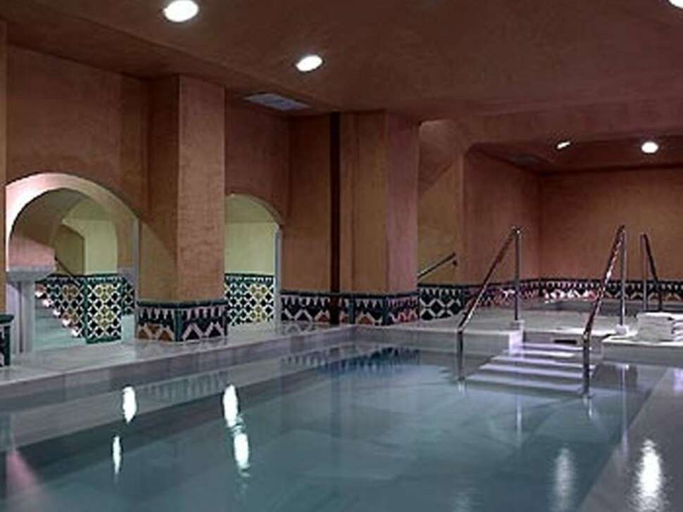 Een foto van het zwembad bij Hotel Macia Real de la Alhambra