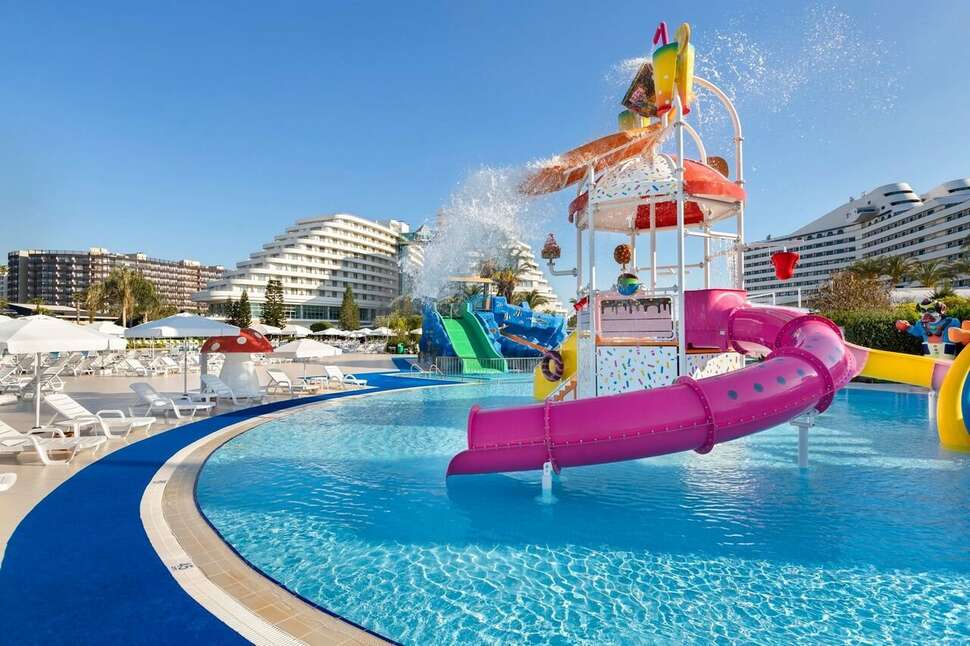 Een foto van het zwembad bij Miracle Resort Hotel