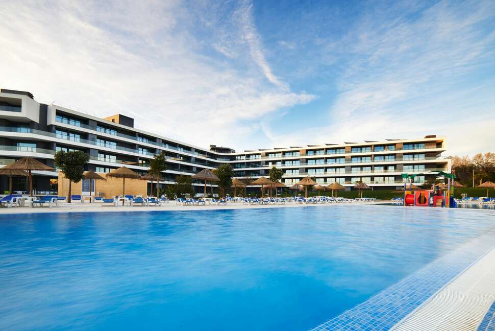 Ein Foto vom Pool im Aparthotel Alvor Baia