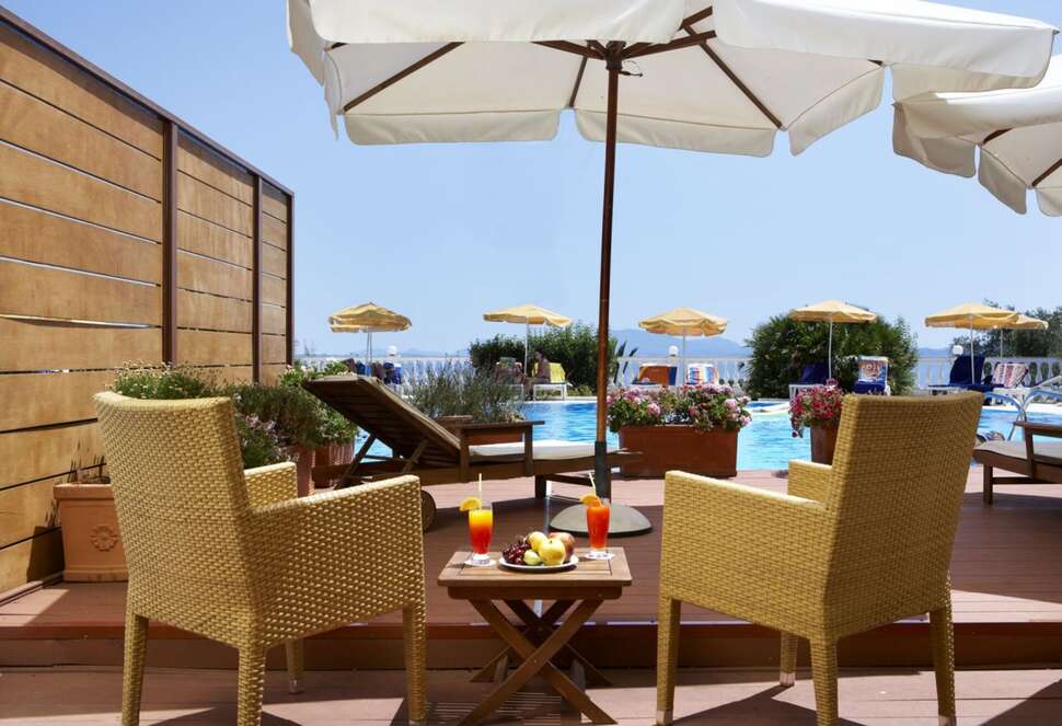 Een foto van het terras bij Sunshine Corfu Hotel & Spa
