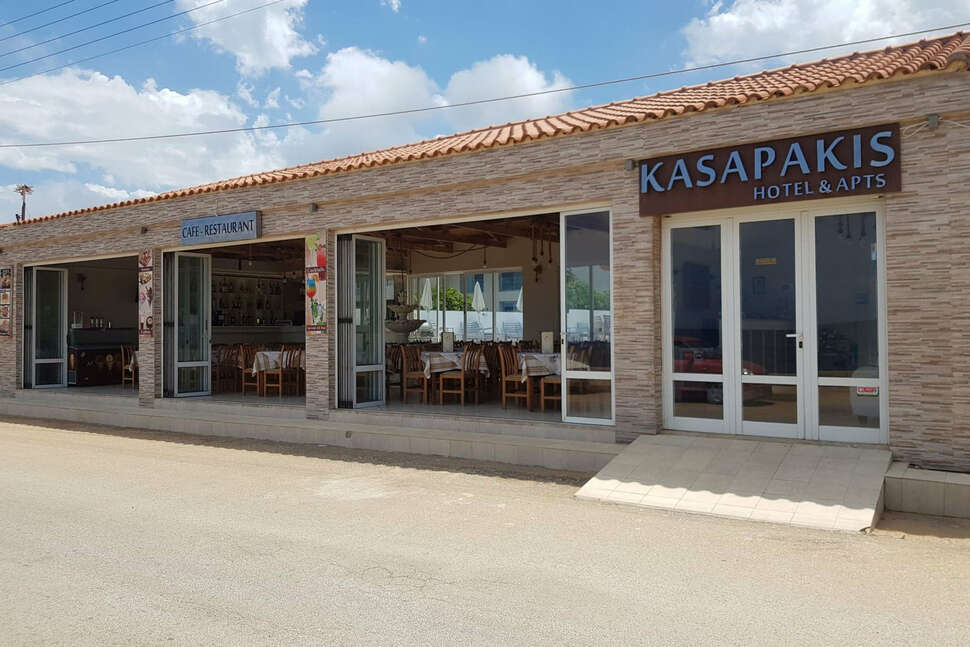 Een foto van de buitenkant van Kasapakis Aparthotel