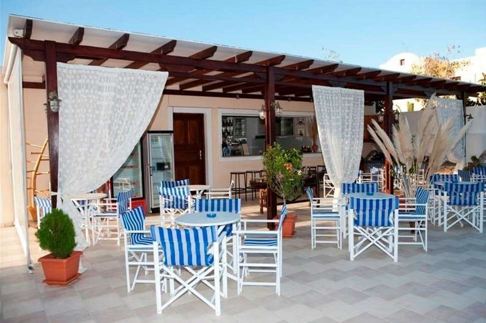 Een foto van het terras bij Villa Angira