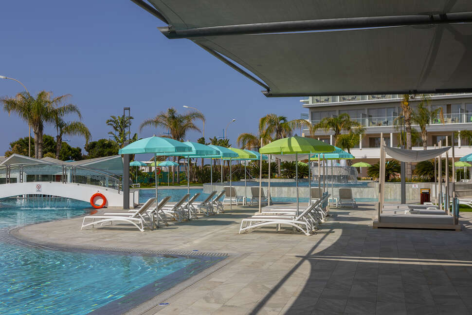 Een foto van het zwembad bij Faros Hotel