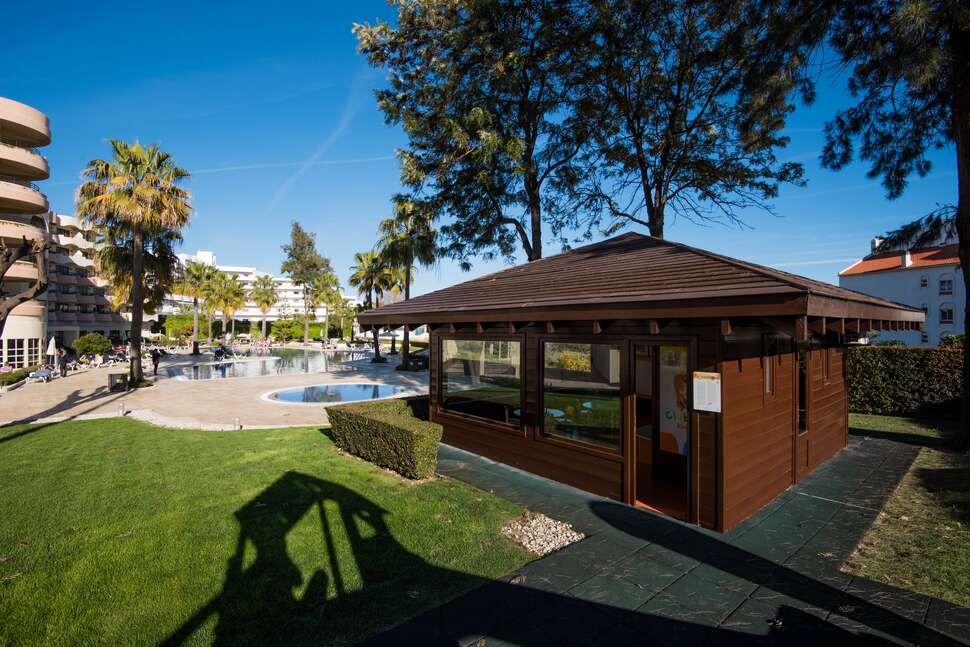 Een foto van het terras bij Vila Gale Cerro Alagoa