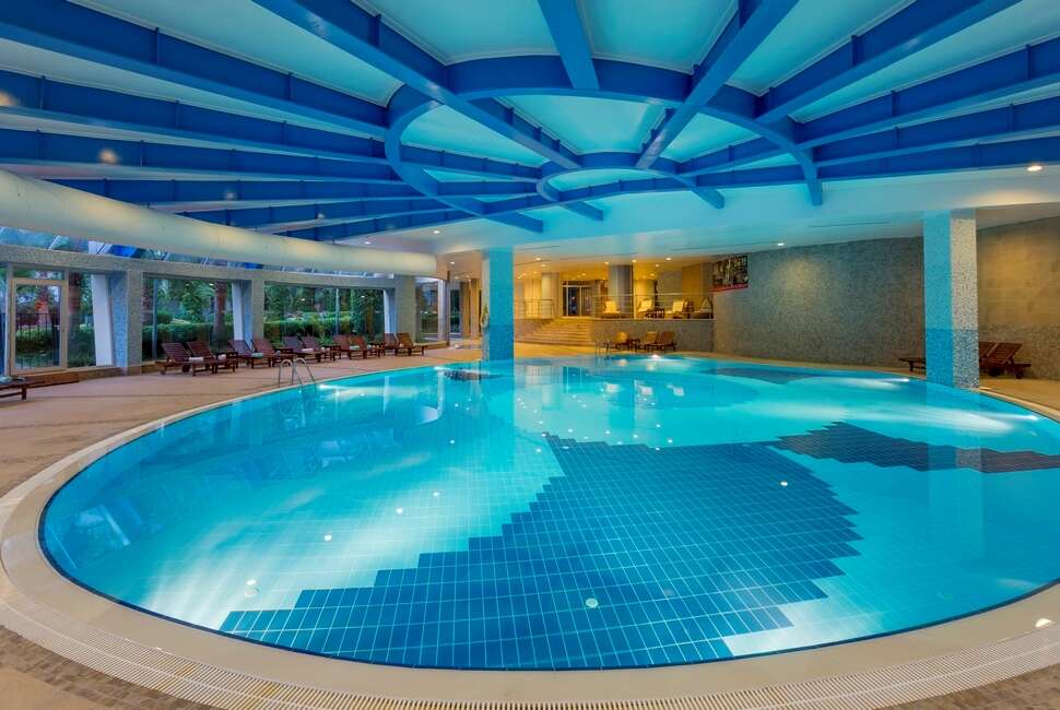 Een foto van het zwembad bij Mukarnas Spa Resort