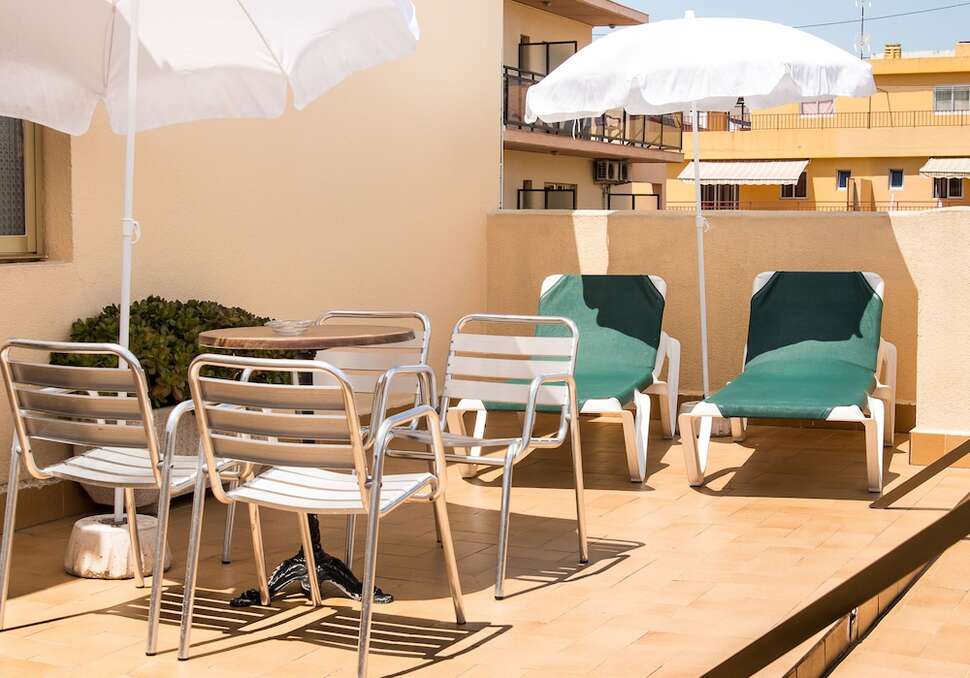 Een foto van het terras bij Hotel Camposol