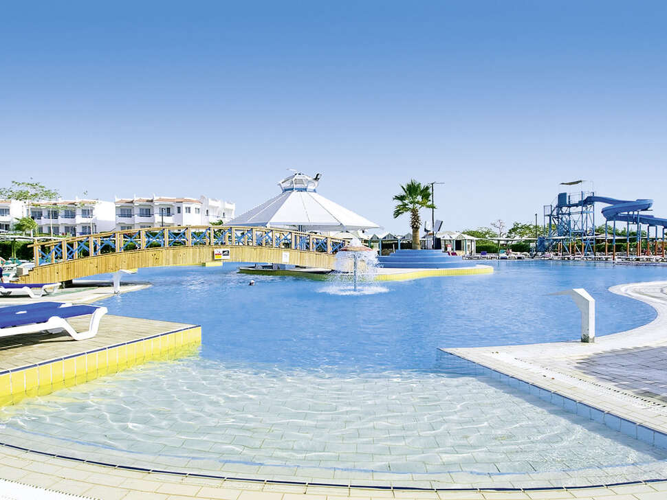 Een foto van het zwembad bij Dreams Beach Resort Sharm El Sheikh