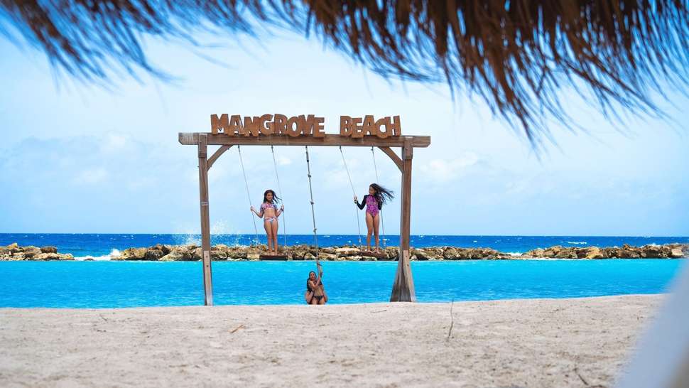 Een foto van het strand bij Mangrove Beach Resort
