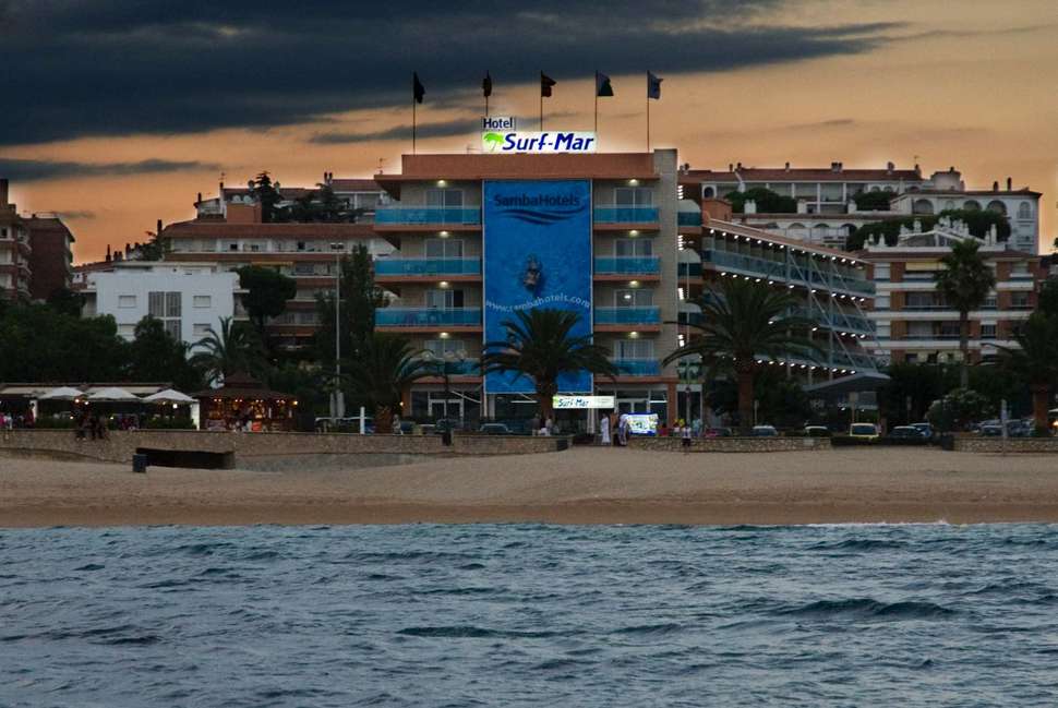Een foto van de buitenkant van Hotel Surf-Mar by Samba Hotels