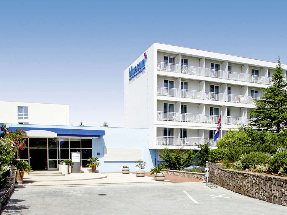 Een foto van de buitenkant van Bluesun Hotel Borak