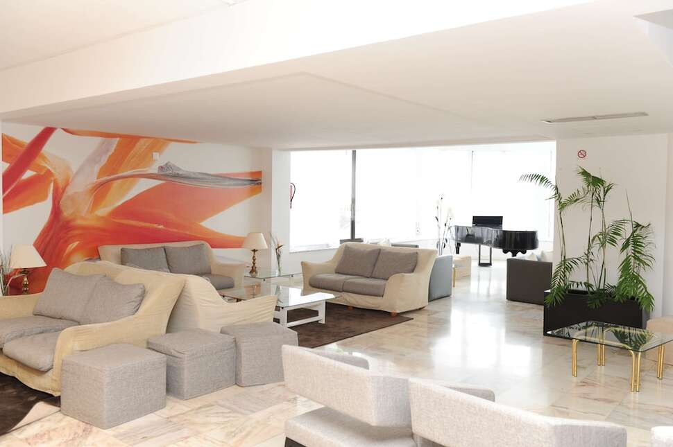 Een foto van het interieur van Dorisol Estrelicia Hotel