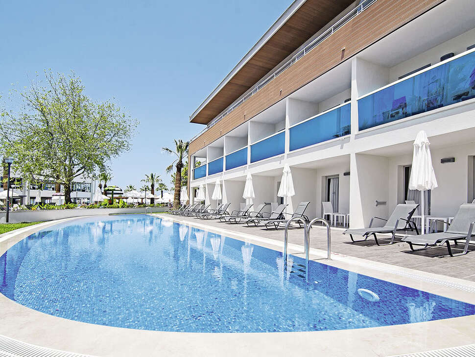 Een foto van het zwembad bij Palm Wings Beach Resort Kusadasi