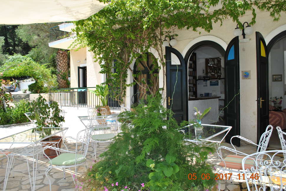 Een foto van het terras bij Helios Hotel