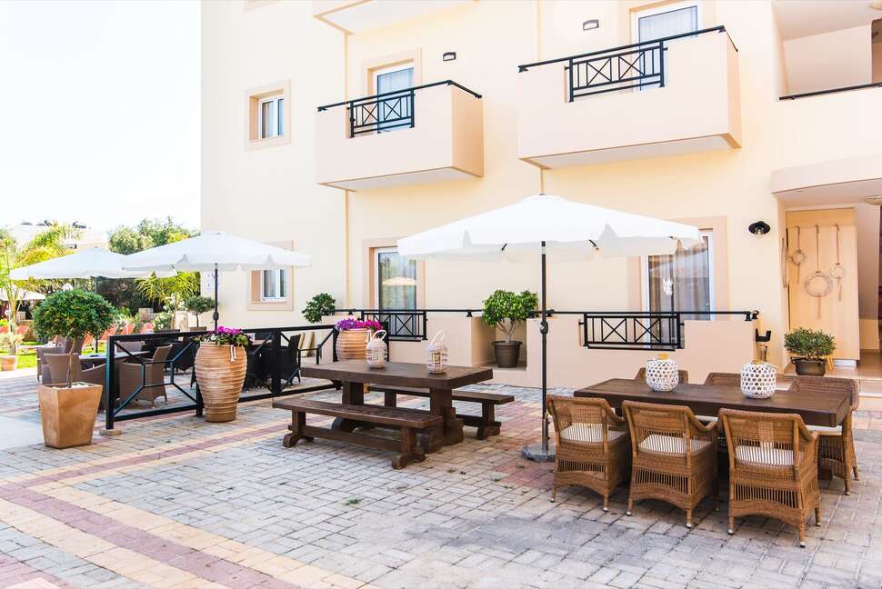 Een foto van het terras bij Mirage Studios