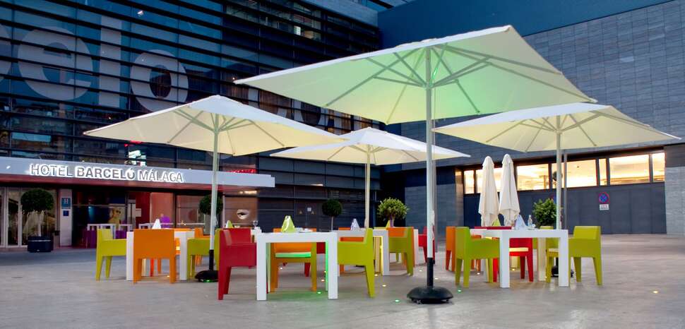 Een foto van het terras bij Barcelo Malaga